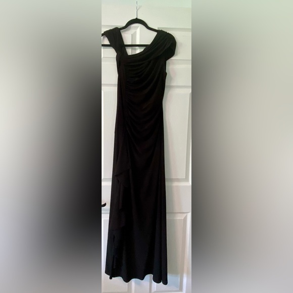 Woman’s long black evening dress - Picture 10 of 11